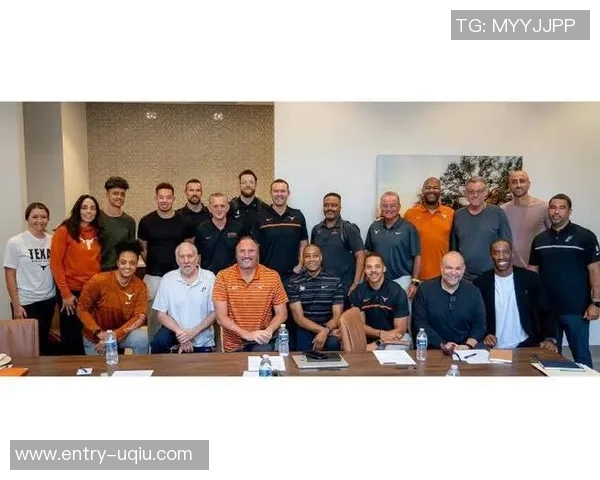 德克萨斯大学橄榄球队成员观战马刺星三代曼宁与文班合影互换球衣精彩瞬间